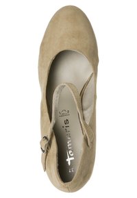 Béžová semišová bota s mandlovým špičkou, nastavitelným páskem a polstrovanou stélkou. Hladký vnitřek a viditelné stříbrné logo.