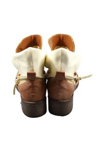 Stivaletti in pelle marrone e bianca con punta arrotondata, legati con un cordino beige. Tacco marrone texturizzato, parte superiore in pelle bianca liscia.