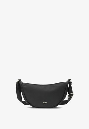 Borsa a spalla nera, curvata, realizzata in materiale liscio, dotata di un'unica tracolla regolabile e di un discreto logo sulla parte anteriore.