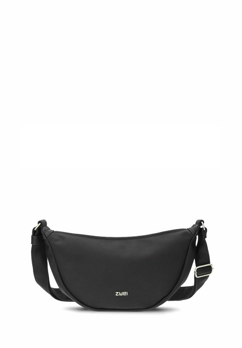 Bolso negro de hombro curvado, hecho de material suave, con una sola correa ajustable y un sutil detalle del logo en la parte delantera.