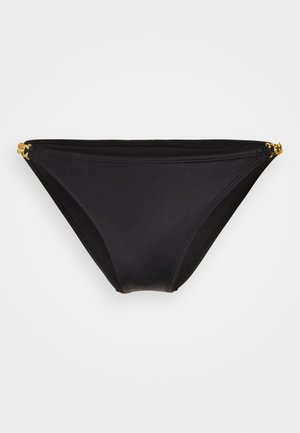 Parte de abajo de bikini negro hecha de tela suave, con un diseño de cintura baja y adornos de hardware dorado en los laterales.
