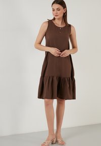 LELA REGULAR FIT  - Freizeitkleid - brown
