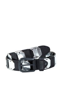 Ceinture noire et argent avec un design tissé, présentant une boucle en métal et un contraste de coutures. Cuir texturé avec des accents brillants.