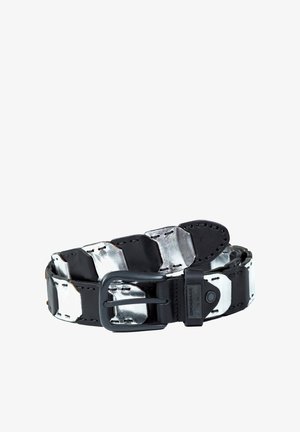 Ceinture noire et argent avec un design tissé, présentant une boucle en métal et un contraste de coutures. Cuir texturé avec des accents brillants.