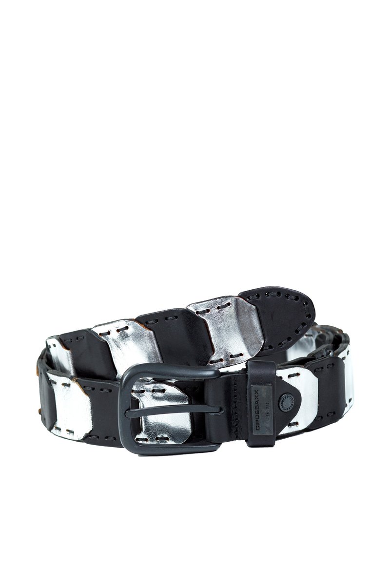 Ceinture noire et argent avec un design tissé, présentant une boucle en métal et un contraste de coutures. Cuir texturé avec des accents brillants.