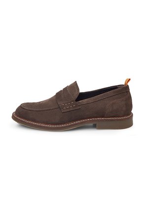 Mocassini slip-on in suede marrone con cuciture tonali, suola in gomma e un'etichetta arancione a contrasto sul tallone. Design tradizionale.