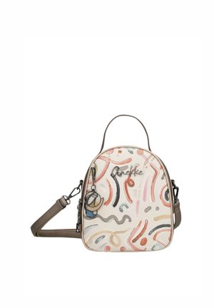 Piccola borsa a tracolla beige con motivi astratti pastello, tracolla marrone rimovibile, manico superiore e portachiavi in metallo con charm circolari.