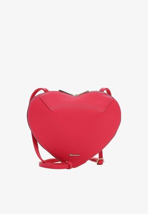 Rote Herzförmige Leder-Umhängetasche mit Reißverschluss oben und verstellbarem Riemen, kleines metallisches Markenlogo in der Nähe der unteren Mitte.