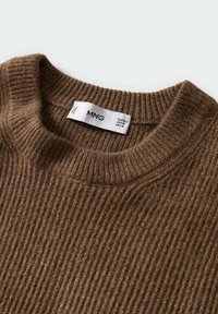 Maglione marrone a costine con scollatura rotonda e un'etichetta che mostra la taglia M. La texture appare morbida con un fine motivo a righe orizzontali.