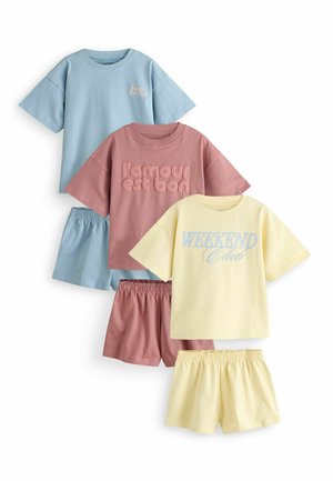 Drei Sets aus legären Kurzarmoberteilen und Shorts mit elastischem Bund in Pastellblau, Rosa und Gelb, mit Textdrucken auf den Oberteilen.