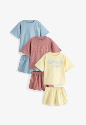 Drei Sets aus legären Kurzarmoberteilen und Shorts mit elastischem Bund in Pastellblau, Rosa und Gelb, mit Textdrucken auf den Oberteilen.