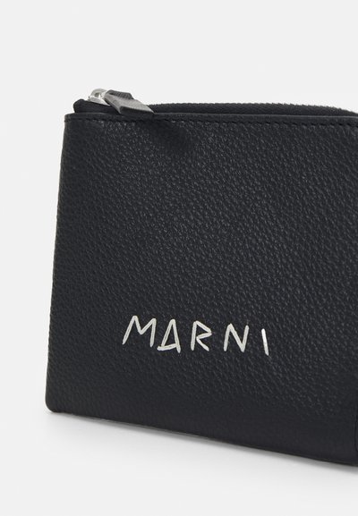 Portefeuille en cuir noir avec surface texturée, dotée d'une fermeture éclair argentée et du logo "MARNI" en relief en blanc. Design simple et rectangulaire.
