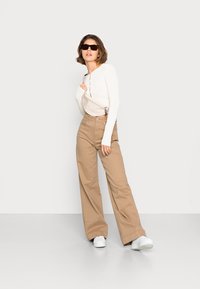 NA-KD Casaco de malha - offwhite