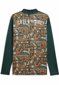 Poloko s dlhým rukávom v tmavozelenej farbe s abstraktným oranžovým a bielym vzorom. Má pevnú golier a text "COTE D’IVOIRE" na chrbte.