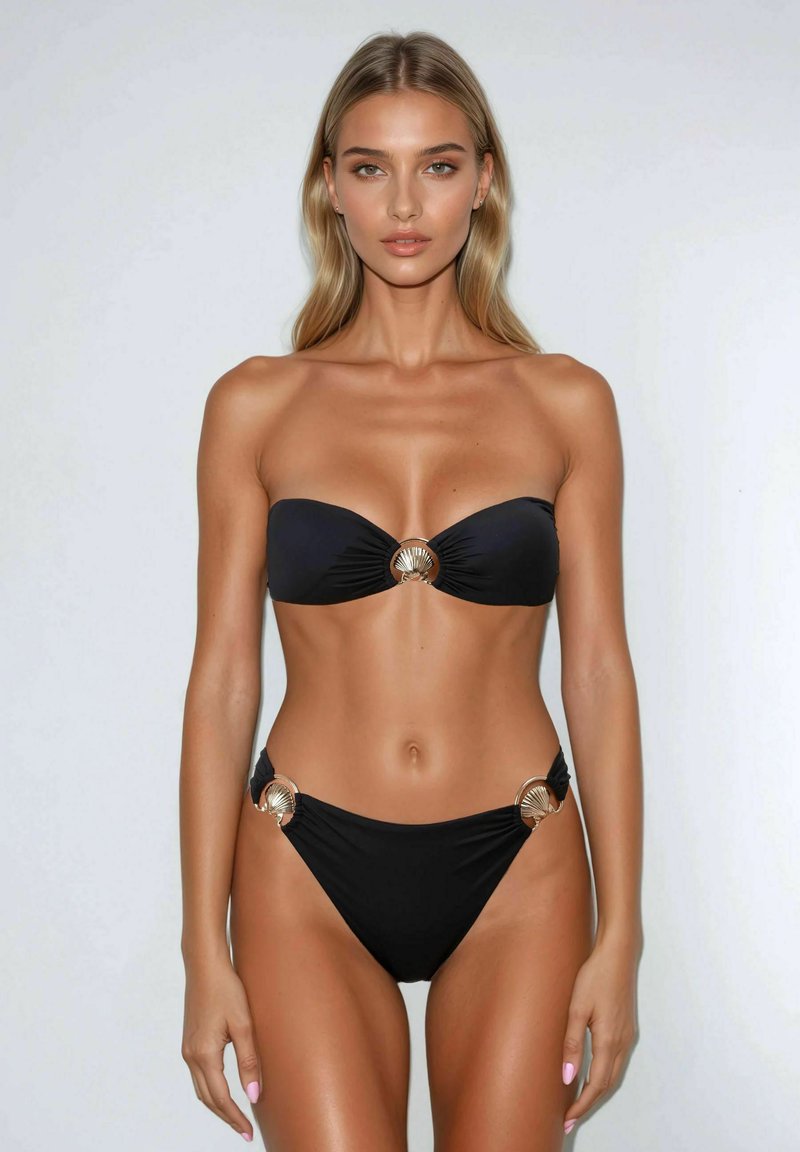 Bikini bandeau nero con accenti hardware dorati a forma di conchiglia al centro e ai lati, realizzato in tessuto morbido ed elastico.