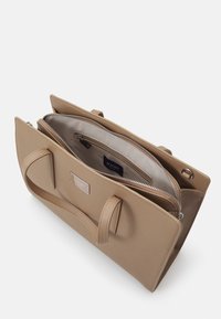 Borsa a tracolla in tessuto color beige con due manici corti, chiusura con cerniera e tasca interna. Presenta accessoristica in argento e un'etichetta con il logo all'interno.