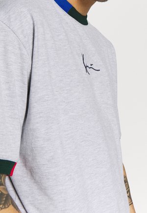 Grå kortærmet t-shirt med rund hals, der har farverige ribbede detaljer i grøn, blå og rød, samt et simpelt broderet design.