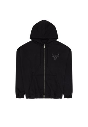Sudadera con cremallera negra y bolsillo frontal tipo canguro, con un logotipo sutil en el pecho, hecha de una tela de textura suave.