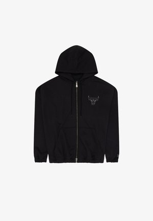 Schwarzer Reißverschluss-Hoodie mit einer Front-Kängurutasche, der ein dezentes Logo auf der Brust trägt, aus einem Stoff mit glatter Textur.