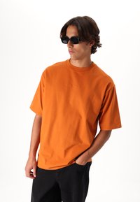 Oakley SOHO TEE - Pamata T-krekls - ginger
