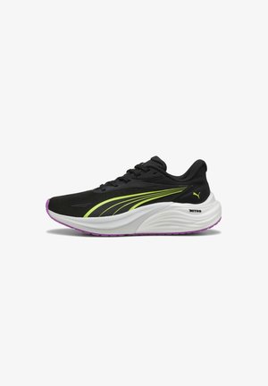 Zapatilla de correr negra con rayas laterales en verde neón, suela blanca acolchada con la etiqueta "NITRO" y suela exterior morada, diseñada para uso deportivo.