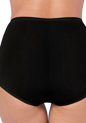 Nahaufnahme des unteren Rückens und der Hüften einer Person, die schlichte schwarze Unterwäsche mit hoher Taille und glatter Stoffstruktur trägt.