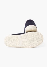 Námornícka slip-on obuv s textúrovaným látkovým zvrškom a bielou gumovou podrážkou. Disponuje flexibilnou, vzorovanou podrážkou pre lepšiu priľnavosť a odolnosť.