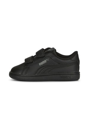 Baskets Puma noires avec deux bandes velcro, logo Puma cousu sur le côté, et semelle en caoutchouc sur fond blanc.