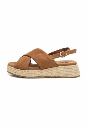 Sandalias de espadrille de ante marrón con correas entrecruzadas y una plataforma de yute trenzado. Presenta una correa en el tobillo ajustable y una plantilla suave de ante.