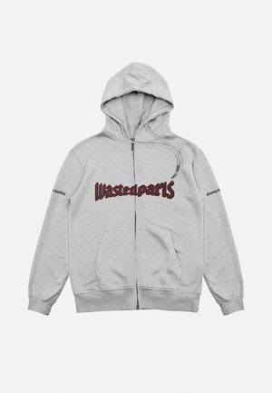 Pilkos zip-up džemperis su dideliu bordo spalvos "Wastedparts" logotipu priekyje ir tekstu "visada ištikimas" ant kairiojo rankovės. Yra su virvute reguliuojamam kapisonui.