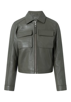 Zkrácená bunda z olivově zelené kůže. Má přední zip, límeček a dvě náprsní kapsy. Hladká textura a přiléhavý střih.