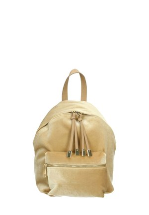 Zaino in tessuto beige con forma arrotondata, dotato di una tasca frontale con cerniera e tre tirazip decorativi. Texture liscia.