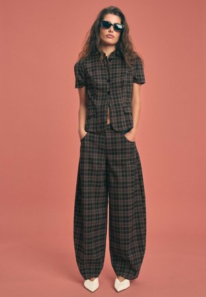 Stradivarius, SMART CHECK BARREL TROUSERS - Pantalon classique - black
