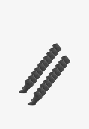 Zwei Reihen mit jeweils zehn dunkelgrauen Knöchelsocken diagonal auf weißem Hintergrund angeordnet.