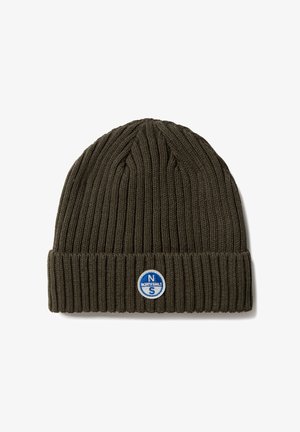 Dunkelgrüne gestrickte Mütze mit Rippenstruktur und umgeschlagenem Bündchen. Auf der Vorderseite befindet sich ein rundes, blau-weißes, besticktes Logo.