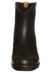 Bottine imperméable noire à finition lisse, avec un bout arrondi et un onglet marron contrastant en haut. Design élégant sans aucune quincaillerie visible.