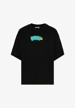 T-shirt nera a maniche corte con testo in stile bolle color turchese e piccolo smile giallo sul petto, scollo tondo.