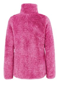Fleece pulover, visok ovratnik, živopisna ružičasta boja, mekana tekstura, duge rukave, bez vidljivih zatvarača ili uzoraka.