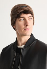 Calvin Klein BEANIE UNISEX - Lue - mottled brown