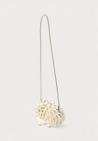 Saco branco texturizado em forma de animal com detalhes em espinhos. Possui uma alça longa e ajustável e base arredondada com pequenos pés.