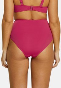 Bas de bikini taille haute de couleur rose vif, fabriqué en tissu lisse avec un minimum de coutures et sans motifs ni éléments visibles.