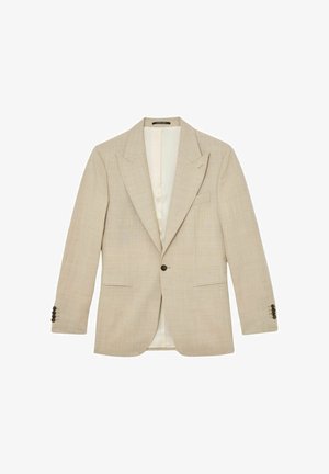 Vyriškas smėlio spalvos švarkas su vienu mygtuku, kantuotomis atlapo kampeliais, dviem priekinėmis kišenėmis ir keturių mygtukų rankogaliais, pavaizduotas ant balto fono.