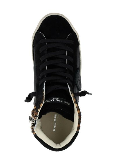 Sneaker alta in suede nero con lacci bianchi, dettagli in stampa leopardo e zip laterale. Tessuto testurizzato e interno nero.