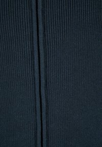 Dunkelblaues, strukturiertes Gewebe mit feinen vertikalen Rippungen, das eine zentrale Naht aufweist. Weich und dehnbar mit einer glatten Oberfläche.