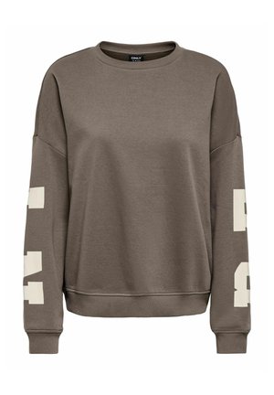 Sweat-shirt marron à manches longues avec col rond et grandes lettres blanches en bloc imprimées verticalement sur les deux manches.