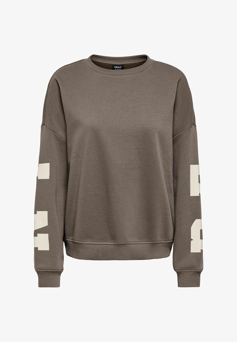 Sweat-shirt marron à manches longues avec col rond et grandes lettres blanches en bloc imprimées verticalement sur les deux manches.