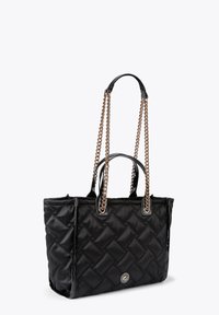 Borsa tote nera trapuntata in nylon, con una finitura lucida, manici doppi e spallacci intrecciati in catena dorata. Accento centrale con logo distintivo.