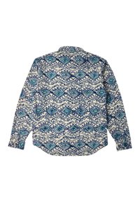 Langærmet skjorte med en cremet baggrund, prydet med et geometrisk mønster i blå og teal, samt en knappet krave. Tekstureret stof.