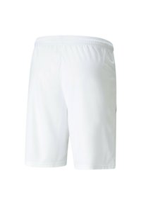 Valged spordishortsid, mis on valmistatud kergest kangast, millel on elastne vöökoht ja sile tekstuur; küljel on väike must logo.