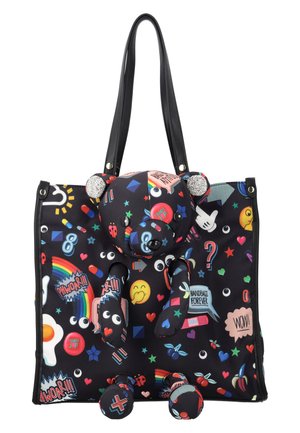 Geantă tote neagră cu mânere lungi, cu un ursuleț 3D și modele pop art colorate, inclusiv curcubee, emoji și buline de text.
